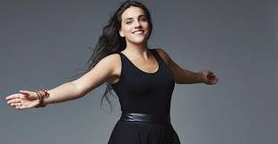 Bea Palya, Macaristan’ın Bag köyünde büyüdü ve çocuk yaşta müzik ve dansla tanıştı. Yerel dans grubunda hem dans etti hem de şarkı söyleyerek sahne deneyimi kazandı. Palya’nın erken yaşta etkilendiği müzikler sadece Macar halk müziği ile sınırlı kalmadı; Bulgar, Yahudi ve Çingene (Romani) müzikleri de onun sanat anlayışının temelini oluşturdu. Bu etnik çeşitlilik, Palya’nın müziğinde özgün bir derinlik yaratmıştır.