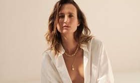 Camille Cottin gençlik yıllarında tiyatroya olan ilgisini profesyonel bir kariyere dönüştürmek amacıyla oyunculuk eğitimi almaya karar vermiştir. Paris ve Londra’da çeşitli oyunculuk okullarında eğitim görerek sahne performansını geliştirmiştir.