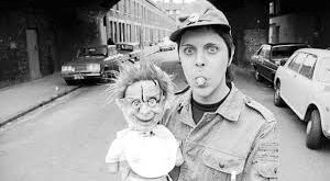 Genesis P-Orridge, gerçek adıyla Neil Andrew Megson, İngiltere'de doğmuş ve sanata olan ilgisini genç yaşlarda keşfetmiştir. Sanatını hep sınırların dışına çıkarak şekillendiren P-Orridge, hem müziği hem de görsel sanatları birleştirerek kendine özgü bir stil geliştirmiştir.