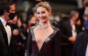 Henüz çocukluk yıllarında tiyatro sahnesine adım atan oyuncu, kısa süre içinde Avrupa’nın önemli yönetmenleriyle çalışma fırsatı yakalamış ve kariyerinde hızlı bir yükseliş yaşamıştır. Özellikle Dardenne kardeşlerin keşfi olarak sinema dünyasına giriş yapması, onun kariyerinin yönünü belirleyen önemli bir dönüm noktası olmuştur.