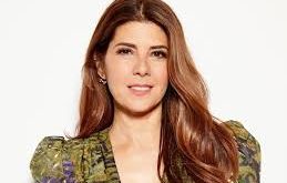 Marisa Tomei eğitim hayatına New York’ta devam etmiştir. Liseyi tamamladıktan sonra oyunculuk eğitimi almak için Boston University’de drama ve tiyatro programına kaydolmuştur. Burada temel oyunculuk tekniklerini öğrenmiş ve sahne deneyimi kazanmıştır.