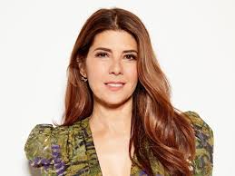 Marisa Tomei eğitim hayatına New York’ta devam etmiştir. Liseyi tamamladıktan sonra oyunculuk eğitimi almak için Boston University’de drama ve tiyatro programına kaydolmuştur. Burada temel oyunculuk tekniklerini öğrenmiş ve sahne deneyimi kazanmıştır.