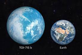 TOI-715 b’nin ev sahibi yıldızı, TOI-715, M tipi bir kırmızı cüce yıldızdır ve yaklaşık 137 ışık yılı uzaklıkta, Dünya’dan çıplak gözle gözlemlenemeyen bir konumda yer almaktadır. Kırmızı cüce yıldızlar, düşük kütleleri, düşük parlaklıkları ve uzun ömürleri ile bilinirler; bu özellikleri, yıldızlarının etrafındaki yaşanabilir bölgede gezegenlerin uzun süreli istikrar kazanabilmesine imkan tanır.
