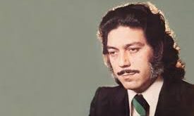 Yunan müzik tarihinde kendine özgü tarzı ve etkileyici sesiyle öne çıkan sanatçılardan biri olan Manolis Aggelopoulos, özellikle laiko müziğe kattığı farklı renk ve Roman (Çingene) etkileriyle tanınır. Duygusal derinliği, güçlü sahne performansı ve kendine has vokal tarzı sayesinde geniş bir dinleyici kitlesine ulaşan Aggelopoulos, Yunan müziğinde özgün bir ekol yaratmayı başarmıştır.