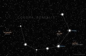 Corona Borealis (Kuzey Tacı Takımyıldızı), zarif yapısı ve dikkat çekici yıldız dizilimiyle gökyüzünün en estetik takımyıldızlarından biri olarak öne çıkar. Yarım daire şeklinde dizilmiş parlak yıldızlarıyla bir taç görünümü sunan Corona Borealis, hem amatör gözlemciler hem de profesyonel astronomlar için önemli bir inceleme alanıdır.
