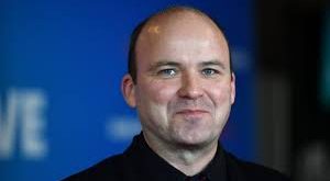 Rory Kinnear, eğitim hayatında da sanatla olan bağını sürdürmüş ve prestijli okullarda eğitim almıştır. Oyunculuk alanında profesyonel bir kariyer hedefleyen Kinnear, İngiltere’nin en saygın sanat kurumlarından biri olan Royal Academy of Dramatic Art (RADA)’da eğitim görmüştür.