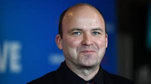 Rory Kinnear, eğitim hayatında da sanatla olan bağını sürdürmüş ve prestijli okullarda eğitim almıştır. Oyunculuk alanında profesyonel bir kariyer hedefleyen Kinnear, İngiltere’nin en saygın sanat kurumlarından biri olan Royal Academy of Dramatic Art (RADA)’da eğitim görmüştür.