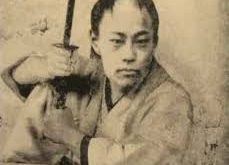 Okita Sōji’nin doğum yılı kesin olarak bilinmemekle birlikte 1842 veya 1844 olarak kabul edilir. Edo’da (günümüz Tokyo) doğan Okita, Mutsunokuni ilinin Shirakawa bölgesine bağlı bir samuray ailesinin çocuğuydu.