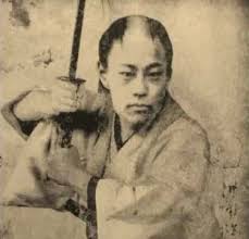 Okita Sōji’nin doğum yılı kesin olarak bilinmemekle birlikte 1842 veya 1844 olarak kabul edilir. Edo’da (günümüz Tokyo) doğan Okita, Mutsunokuni ilinin Shirakawa bölgesine bağlı bir samuray ailesinin çocuğuydu.