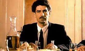 Eğitimini Belgrad Sanat Üniversitesi Tiyatro Fakültesi’nde tamamlayan oyuncu, burada aldığı disiplinli eğitim sayesinde sahne sanatlarında güçlü bir temel kazanmıştır. Genç yaşta tiyatro sahnesine adım atan Manojlović, kısa sürede dikkat çekici bir oyuncu olarak öne çıkmıştır.