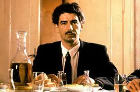 Eğitimini Belgrad Sanat Üniversitesi Tiyatro Fakültesi’nde tamamlayan oyuncu, burada aldığı disiplinli eğitim sayesinde sahne sanatlarında güçlü bir temel kazanmıştır. Genç yaşta tiyatro sahnesine adım atan Manojlović, kısa sürede dikkat çekici bir oyuncu olarak öne çıkmıştır.