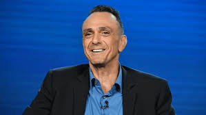 Hank Azaria, Amerikan televizyon ve sinema dünyasında hem oyuncu hem de seslendirme sanatçısı olarak tanınan çok yönlü bir isimdir. Güçlü karakter oyunculuğu, benzersiz seslendirme yetenekleri ve komedi performanslarıyla dikkat çeken Azaria, özellikle animasyon projeleri ve sitcomlardaki rolleriyle geniş bir hayran kitlesi edinmiştir.