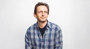 Dan Futterman, Amerikalı oyuncu, senarist ve yapımcı olarak hem kamera önünde hem de kamera arkasında önemli başarılara imza atmış çok yönlü bir sanatçıdır. Özellikle karakter oyunculuğundaki başarısı ve güçlü senaryo yazımıyla tanınan Futterman, Hollywood’da saygın bir yere sahiptir.