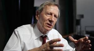 Anthony Giddens, aynı zamanda bir politik düşünür olarak da tanınır. Özellikle Üçüncü Yol politikasıyla tanınan Giddens, geleneksel sağ ve sol politik anlayışlardan farklı olarak, toplumun gereksinimlerine göre daha pragmatik bir yaklaşım benimsemiştir.
