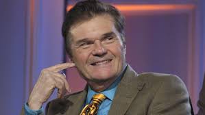 Amerikan televizyon ve sinema dünyasının sevilen komedyenlerinden biri olan Fred Willard, kendine has mizah anlayışı ve doğal oyunculuğuyla uzun yıllar boyunca izleyicilerin beğenisini kazanmıştır.