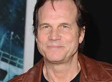 Bill Paxton, Hollywood sinemasının hem oyuncu hem de yönetmen kimliğiyle tanınan önemli isimlerinden biridir. 17 Mayıs 1955’te Teksas, ABD’de doğan Paxton, kariyeri boyunca birçok kült filmde rol almış ve güçlü ekran performanslarıyla sinema dünyasında kalıcı bir yer edinmiştir.