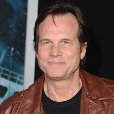 Bill Paxton, Hollywood sinemasının hem oyuncu hem de yönetmen kimliğiyle tanınan önemli isimlerinden biridir. 17 Mayıs 1955’te Teksas, ABD’de doğan Paxton, kariyeri boyunca birçok kült filmde rol almış ve güçlü ekran performanslarıyla sinema dünyasında kalıcı bir yer edinmiştir.