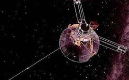 Uzay araştırmaları tarihinde bazı görevler vardır ki yalnızca bilimsel veri toplamakla kalmaz, aynı zamanda insanlığın evrendeki sınırlarını da zorlar. Pioneer 10, bu tür görevlerin en öncülerinden biridir. 3 Mart 1972’de fırlatılan bu uzay sondası, Jüpiter’e ulaşan ilk araç olmasının yanı sıra Güneş Sistemi’ni terk etme hızına ulaşan ilk insan yapımı nesne olarak da tarihe geçmiştir.