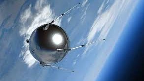İnsanlık tarihinin en önemli teknolojik atılımlarından biri olan Sputnik 1, 4 Ekim 1957 tarihinde yörüngeye yerleştirilerek uzay çağını resmen başlatmıştır. Sovyetler Birliği tarafından geliştirilen bu küçük ama etkisi büyük uydu, yalnızca bilimsel bir başarı değil, aynı zamanda küresel politik dengeleri değiştiren bir dönüm noktası olmuştur.