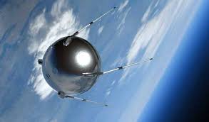 İnsanlık tarihinin en önemli teknolojik atılımlarından biri olan Sputnik 1, 4 Ekim 1957 tarihinde yörüngeye yerleştirilerek uzay çağını resmen başlatmıştır. Sovyetler Birliği tarafından geliştirilen bu küçük ama etkisi büyük uydu, yalnızca bilimsel bir başarı değil, aynı zamanda küresel politik dengeleri değiştiren bir dönüm noktası olmuştur.