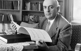 Adorno, Frankfurt Okulu'nun kurucularından biri olarak, Marksizm ve Hegelci felsefeyi birleştiren bir eleştirel teori geliştirmiştir. Frankfurt Okulu’nun en önemli hedeflerinden biri, modern kapitalizmin toplumsal yapılar üzerindeki etkilerini incelemek ve toplumsal eşitsizlikleri, adaletsizlikleri ortaya koymaktır.