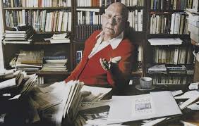 Cornelius Castoriadis, toplumu sadece ekonomik, politik ve kültürel yapılarla açıklamaktan daha fazlasını yapmıştır. Ona göre toplum, sürekli bir yeniden üretim süreci içindedir ve bu sürecin temelinde "hayalî kurumlar" yer alır.