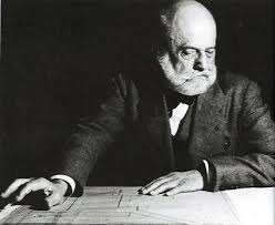 Perret, Paris’te École des Beaux-Arts’ta mimarlık eğitimi almıştır. Burada klasik mimarlık anlayışını öğrenmiş ve aynı zamanda modern yapı tekniklerini keşfetmiştir. Eğitim sürecinde betonarme kullanımı ve yapı teknikleri üzerine çalışarak modern mimarlığın temellerini atmıştır.