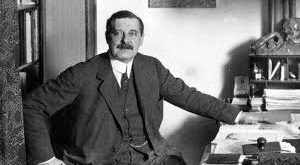 1890’ların sonunda, Jugendstil (Alman Art Nouveau) hareketi ile tanışmış ve bu akımın etkilerini kendi tasarım yaklaşımına entegre etmiştir. Ancak Behrens, zamanla daha modernist bir anlayış benimsemiş, fonksiyonelliği ve endüstriyel estetiği ön plana çıkaran tasarımlarıyla tanınmıştır.