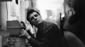 Jack Kerouac, 1969 yılında erken bir yaşta, 47 yaşında hayatını kaybetmiş olsa da, geride bıraktığı edebi miras, günümüzde hala büyük bir yankı uyandırmaktadır. “On the Road” gibi eserleri, hem gençler hem de edebiyatseverler arasında hala sıkça okunmakta ve onun yarattığı özgür düşünce biçimi günümüzde de etkisini sürdürmektedir.