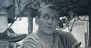Neal Cassady, erken yaşlardan itibaren zorlu bir yaşam sürecine başlamıştır. Denver'da, düşük gelirli bir ailede büyüyen Cassady, genç yaşlarda suç dünyasına adım atmış ve bu da onun hayatında uzun süreli bir etki bırakmıştır. Birkaç kez tutuklanan Cassady, cezaevlerinde vakit geçirdiği dönemlerde, kendisini daha fazla düşünmeye ve yazmaya yönlendirmiştir.