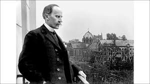 Rolland, genç yaşlarından itibaren hem yazarlık hem de toplumsal konulara duyarlılık göstermiştir. 20. yüzyılın başlarında, Avrupa’daki savaş ve toplumsal sorunlara karşı aktif bir tavır sergilemiş, barış yanlısı görüşlerini eserlerine yansıtmıştır. Bu yönüyle onu sadece bir yazar değil, aynı zamanda toplumsal bir aydın olarak da tanımlamak mümkündür.