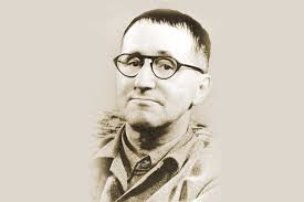 Brecht, genç yaşlardan itibaren yazmaya başladı ve şiirle edebiyata adım attı. 1920’lerde Almanya’da Weimar Cumhuriyeti döneminde tiyatro alanında aktif olarak yer aldı. Politik ve toplumsal meseleleri ele alan eserleri, dönemin kültürel ve entelektüel ortamında büyük yankı uyandırdı.