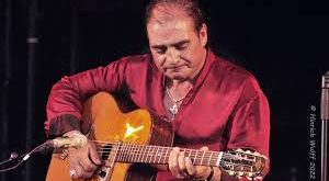 Tchavolo Schmitt, kariyerine küçük konserlerle başlamış ve kısa sürede Avrupa caz sahnesinde dikkat çekmiştir. Django Reinhardt etkisini güçlü bir şekilde taşıyan tarzı, Schmitt’in teknik ustalığı ve melodik yaratıcılığı ile birleşince benzersiz bir müzik deneyimi ortaya çıkmıştır.