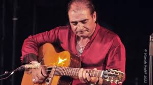 Tchavolo Schmitt, kariyerine küçük konserlerle başlamış ve kısa sürede Avrupa caz sahnesinde dikkat çekmiştir. Django Reinhardt etkisini güçlü bir şekilde taşıyan tarzı, Schmitt’in teknik ustalığı ve melodik yaratıcılığı ile birleşince benzersiz bir müzik deneyimi ortaya çıkmıştır.