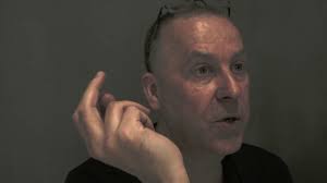 Nick Land, düşüncelerini büyük ölçüde post-yapısalcılık ve Deleuzian felsefe üzerine kurmuştur. Özellikle Fransız filozof Gilles Deleuze ve Félix Guattari'nin düşüncelerinden büyük ölçüde etkilenmiştir. Land’ın temel felsefi yaklaşımı, geleneksel insan merkezli felsefi anlayışları reddederek, insan dışı ve teknolojik bir perspektife odaklanır.