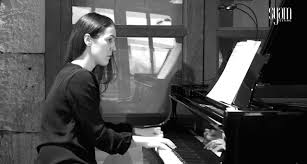 Caroline Duris’in klasik müzik ile ne zaman profesyonel anlamda ilgilenmeye başladığına dair geniş kapsamlı bir biyografik kaynak olmasa da, onun müzik ile derin bağının aile içinde oluştuğu bilinmektedir.