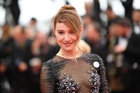 Henüz çocukluk yıllarında tiyatro sahnesine adım atan oyuncu, kısa süre içinde Avrupa’nın önemli yönetmenleriyle çalışma fırsatı yakalamış ve kariyerinde hızlı bir yükseliş yaşamıştır. Özellikle Dardenne kardeşlerin keşfi olarak sinema dünyasına giriş yapması, onun kariyerinin yönünü belirleyen önemli bir dönüm noktası olmuştur.