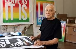 John Giorno’nun yazarlık kariyeri, edebiyatın geleneksel sınırlarının çok ötesine geçmiştir. Şiirleri, özellikle konkret şiir, performans sanatları ve görsel sanatlarla birleşerek farklı bir anlatım biçimi oluşturmuştur.