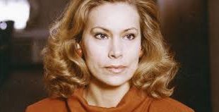 Julia Varady, müzik kariyerine genç yaşlarda başlamış ve 1950'lerin sonlarına doğru müzik eğitimine başlamıştır. Budapeşte'deki Franz Liszt Müzik Akademisi'nde eğitim aldıktan sonra, Varady hızla yükselerek Avrupa'nın önemli konser salonlarında sahne almaya başlamıştır.