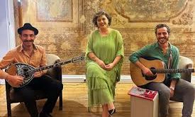 Rebetiko, 19. yüzyıl sonları ile 20. yüzyılın başlarında ortaya çıkan ve özellikle şehirli alt sınıfların yaşamını yansıtan bir Yunan müzik türüdür. Bu müzik, genellikle toplumun dışına itilmiş bireylerin hikâyelerini anlatır.