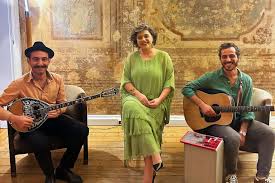 Rebetiko, 19. yüzyıl sonları ile 20. yüzyılın başlarında ortaya çıkan ve özellikle şehirli alt sınıfların yaşamını yansıtan bir Yunan müzik türüdür. Bu müzik, genellikle toplumun dışına itilmiş bireylerin hikâyelerini anlatır.