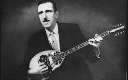 Ailesinin müziğe olan ilgisi ve yaşadığı kültürel çevre, onun müzikal gelişiminde önemli rol oynamıştır. Genç yaşta çeşitli enstrümanlar çalmayı öğrenmiş ve müzikle profesyonel olarak ilgilenmeye başlamıştır.