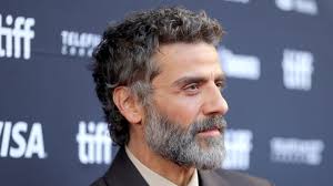 Oyunculuk kariyerine yönelmeden önce disiplinli bir eğitim sürecinden geçen Isaac, prestijli Juilliard Okulu’nda oyunculuk eğitimi almıştır. Bu eğitim, onun teknik açıdan güçlü bir oyuncu olmasını sağlamış ve kariyerinin temelini oluşturmuştur.