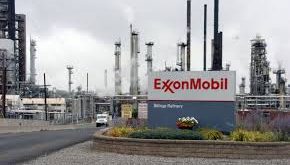 ExxonMobil, dünyanın en büyük halka açık enerji şirketlerinden biri olarak petrol, doğalgaz ve petrokimya alanlarında faaliyet gösteren küresel bir devdir. Enerji sektöründe yüz yılı aşkın bir geçmişe sahip olan bu şirket, köklerini Standard Oil mirasına dayandırmaktadır.