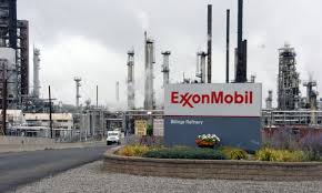 ExxonMobil, dünyanın en büyük halka açık enerji şirketlerinden biri olarak petrol, doğalgaz ve petrokimya alanlarında faaliyet gösteren küresel bir devdir. Enerji sektöründe yüz yılı aşkın bir geçmişe sahip olan bu şirket, köklerini Standard Oil mirasına dayandırmaktadır.