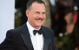 Bill Paxton’ın sinema kariyeri, küçük rollerle başlamış olsa da kısa sürede dikkat çekici performanslar sergilemeye başlamıştır. 1980’li yıllarda özellikle James Cameron ile çalışması, kariyerinde önemli bir dönüm noktası olmuştur.