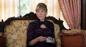 Christine Baranski, tiyatro, televizyon ve sinema alanlarında sergilediği üstün performanslarla tanınan Amerikalı ödüllü bir oyuncudur. Özellikle sahne sanatlarındaki güçlü duruşu, etkileyici sesi ve karizmatik oyunculuğuyla dikkat çeken Baranski, Broadway’den Hollywood’a uzanan başarılı kariyeriyle sanat dünyasında saygın bir yer edinmiştir.