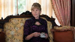 Christine Baranski, tiyatro, televizyon ve sinema alanlarında sergilediği üstün performanslarla tanınan Amerikalı ödüllü bir oyuncudur. Özellikle sahne sanatlarındaki güçlü duruşu, etkileyici sesi ve karizmatik oyunculuğuyla dikkat çeken Baranski, Broadway’den Hollywood’a uzanan başarılı kariyeriyle sanat dünyasında saygın bir yer edinmiştir.