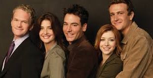 “How I Met Your Mother”, gelecekte yaşayan bir babanın çocuklarına anneleriyle nasıl tanıştığını anlatması üzerine kurulu bir hikâyeye sahiptir. Ancak bu anlatı, doğrusal bir şekilde ilerlemek yerine geçmiş ve gelecek arasında sürekli geçişler yaparak izleyiciye sunulur. Bu yönüyle dizi, klasik sitcomlardan ayrılarak hikâye anlatımında özgün bir yapı kurar.