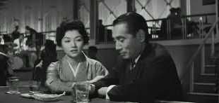 Ryūzō Kikushima, Japon sinemasının Altın Çağı’nda önemli senaryolara imza atmış, özellikle usta yönetmenlerle yaptığı iş birlikleriyle tanınan başarılı bir senaristtir. Japon film endüstrisinin en üretken dönemlerinden birinde aktif rol almış ve güçlü hikâye anlatımıyla sinema tarihine katkıda bulunmuştur.